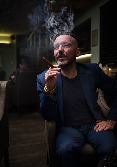 Stefan Böni ist Headhunter, Yogalehrer und Genussraucher. Nach der Lektion ist bei ihm vor der Zigarre.