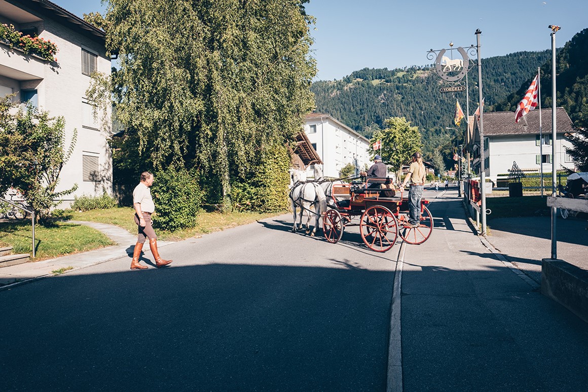 Von Unterseen aus gehts mit der Kutsche zur Interlakener Höheweg-Promenade.