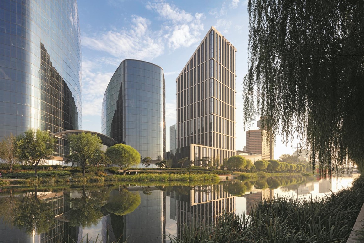 Für das Genesis-Projekt in Peking siedelte Enea einen kleinen Pinienwald,  der gerodet werden sollte, vom Umland in die Hauptstadt um.