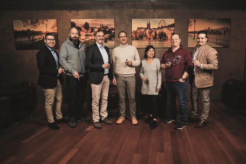  Die motivierte Crew der The Royal Cigar Company AG: Dominik Mezzomo, Matthias Fleig, Reno Trosi, Raymondo und Sue Bernasconi, Thomas Heybach und Giuseppe Spiga.