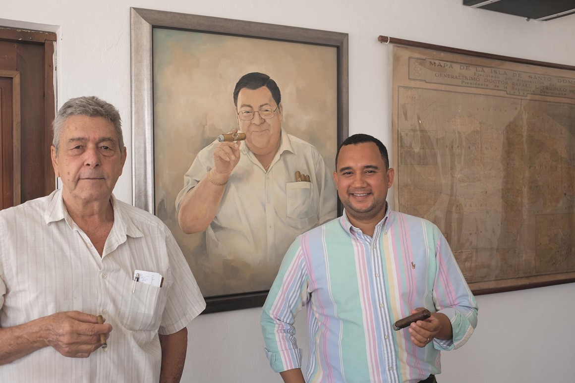 Oskar Nausch, Direktor der Tabacalera Don Esteban, mit seinem Sohn Adrian sowie Peter Rohner im Hintergrund