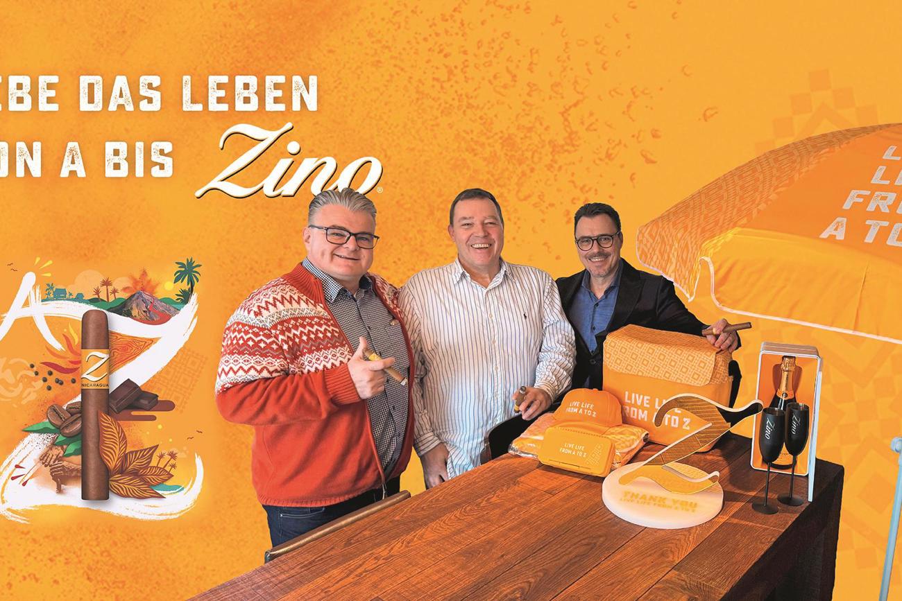 Nehmen Andreas Niederberger von Don Tabaco in die Mitte: Roland Lüthi und Enrico Gunde von Oettinger Davidoff