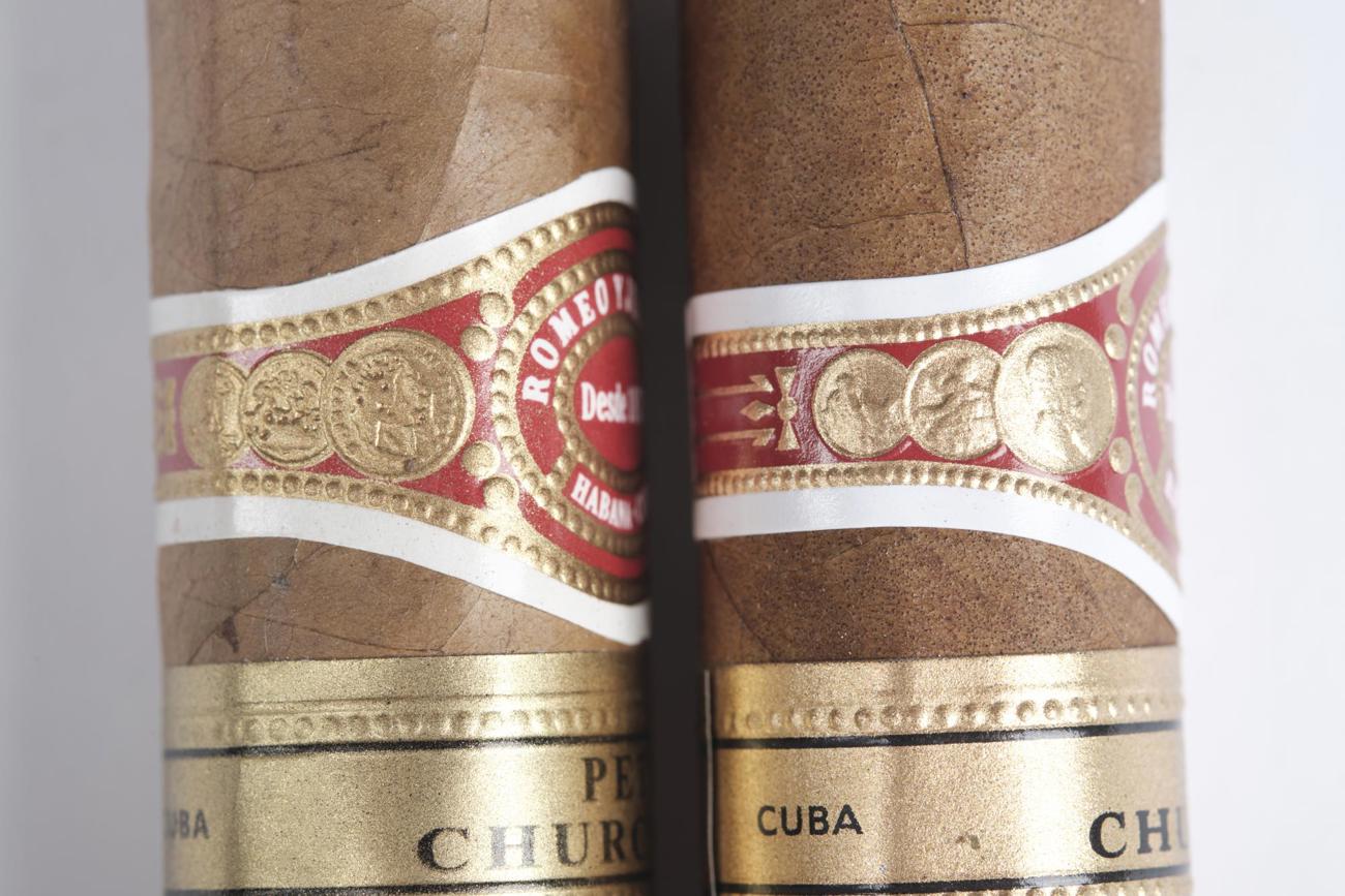 Feine Unterschiede: Die gefälschte Romeo y Julieta Petit Churchill (links) verrät sich unter anderem durch abweichende Zeichnungen in den Goldtalern der Banderole. Feine Unterschiede: Die gefälschte Romeo y Julieta Petit Churchill (links) verrät sich unter anderem durch abweichende Zeichnungen in den Goldtalern der Banderole.