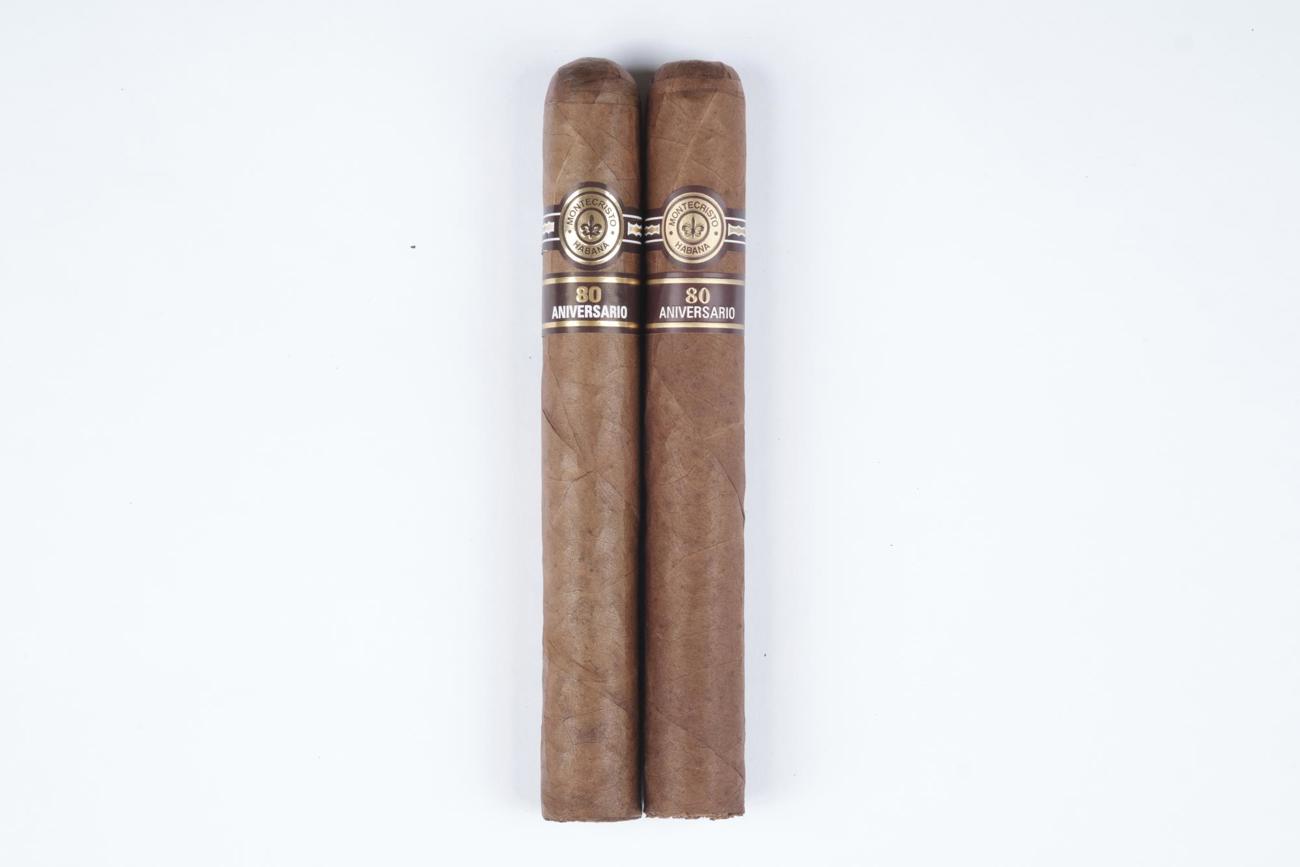 Die echte Montecristo (rechts) unterscheidet sich in Schrift sowie der Banderolenform von der Fälschung. Die echte Montecristo (rechts) unterscheidet sich in Schrift sowie der Banderolenform von der Fälschung.